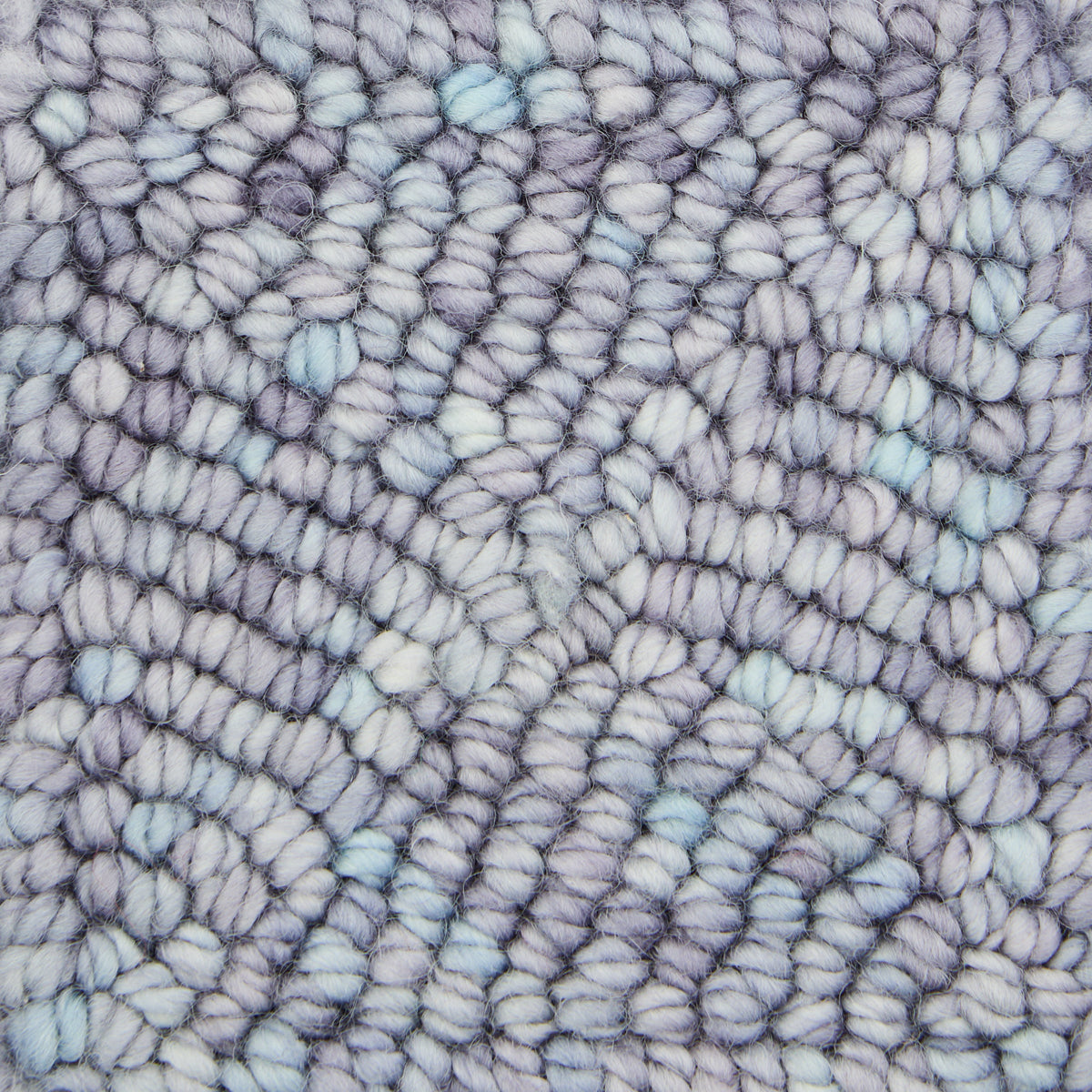 oxford-violet-jane-blue-dove-fil-punch-needle-laine-bleue image 3
