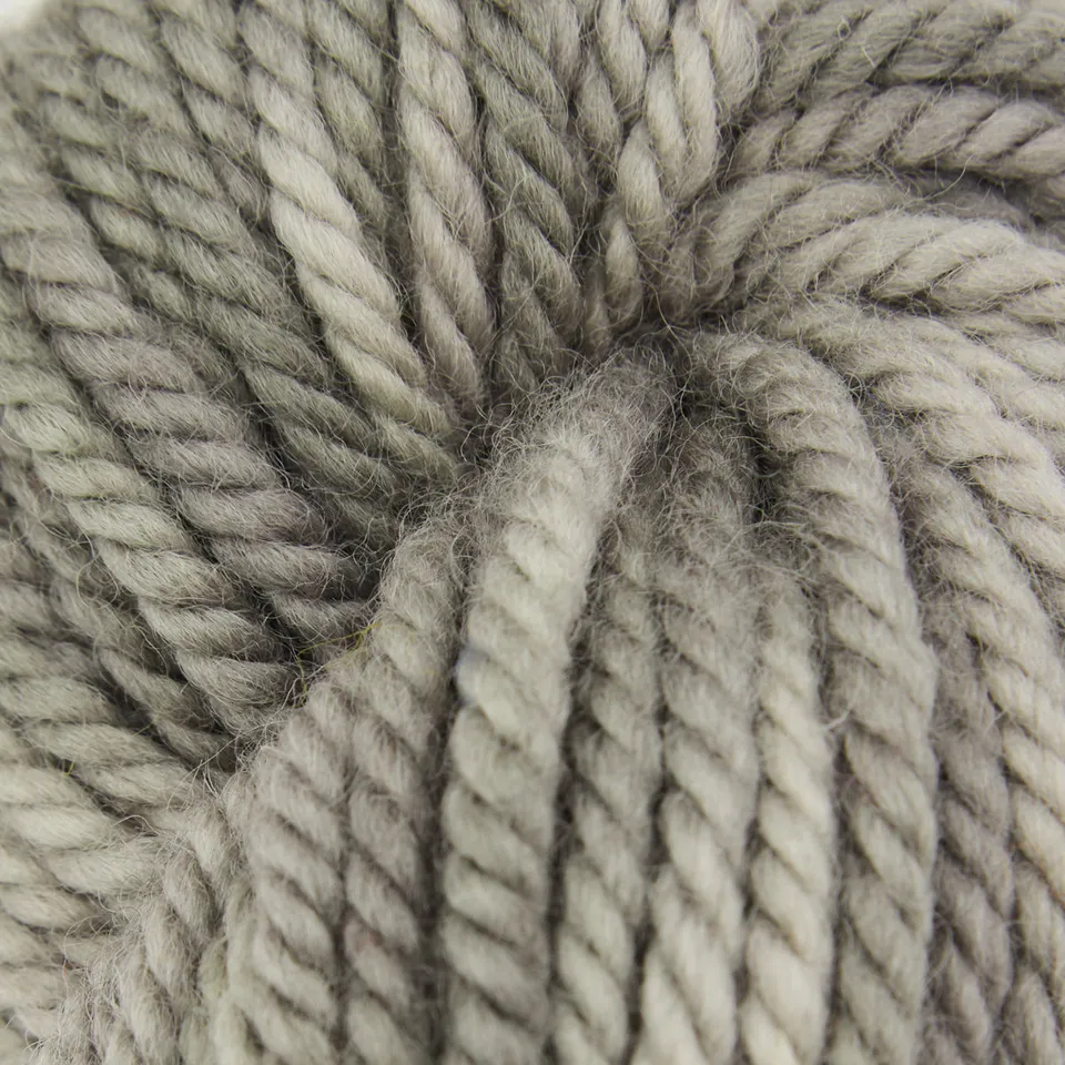 the-oxford-company-violet-jane-not-even-a-mouse-fil-laine-gris-113-g image 1