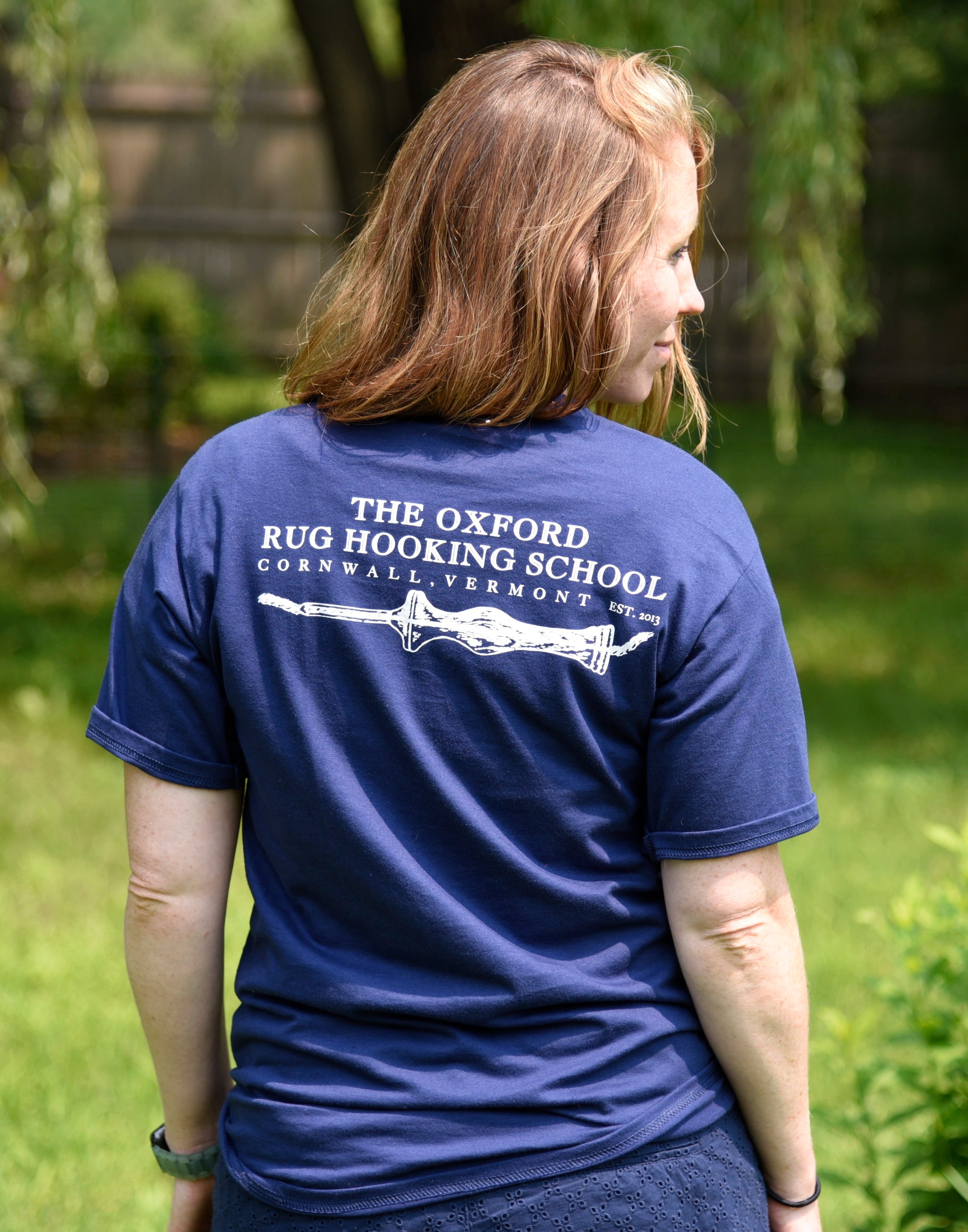 the-oxford-company-supplies-t-shirt-rug-hooking-school-bleu-marine image 1