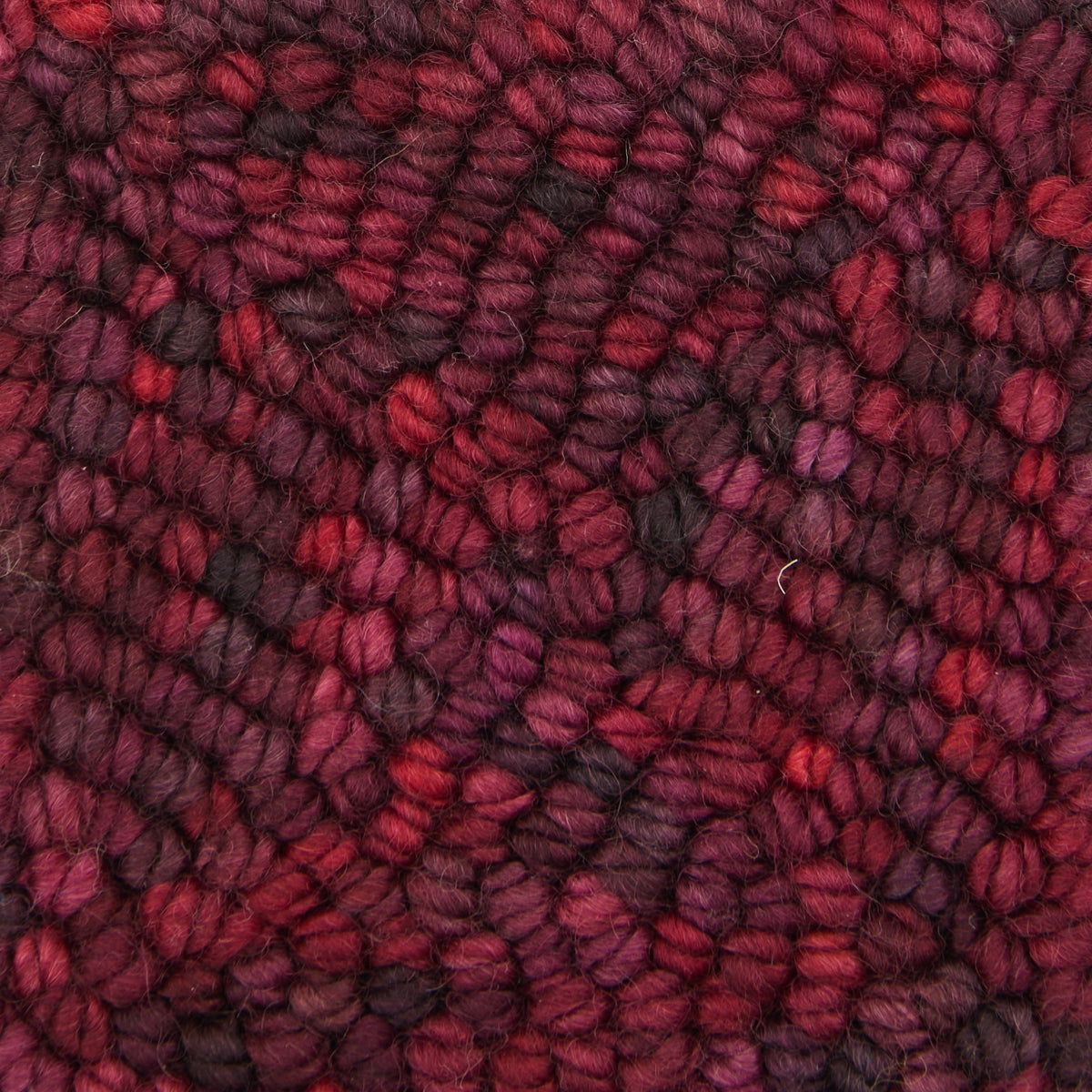oxford-violet-jane-ripe-berries-fil-punch-needle-laine-rouge image 3
