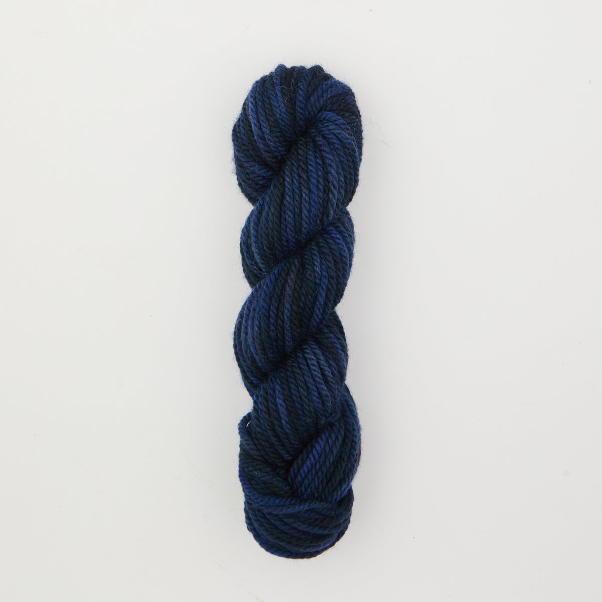 the-oxford-company-violet-jane-dark-pool-laine-tapis-bleue image 2